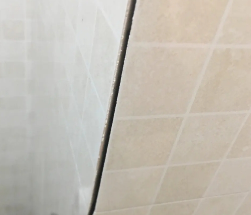 张家港瓷砖空鼓维修公司分享阳台瓷砖脱落的修复过程可以分为以下几个步骤