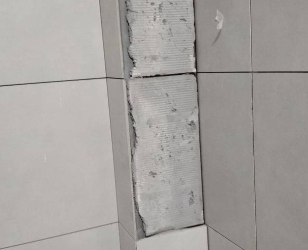 张家港瓷砖空鼓维修公司分享下瓷砖施工前基层浇水润湿程度不足，可能导致以下问题
